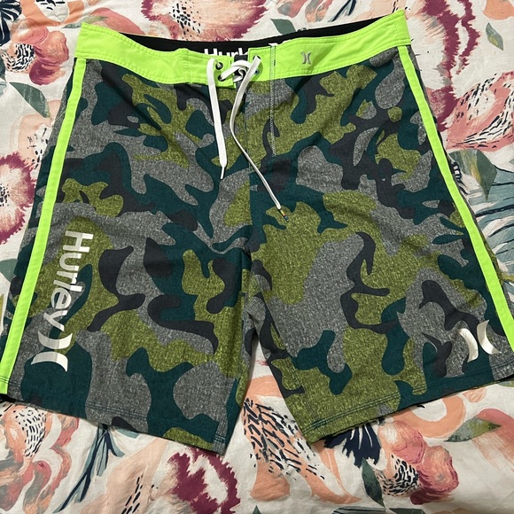 Men’s Hurley board shorts - Picture 1 of 3